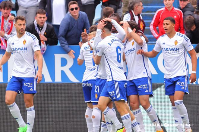 Los jugadores del Zaragoza celebran uno de los goles al Tenerife (Foto: LALIGA).