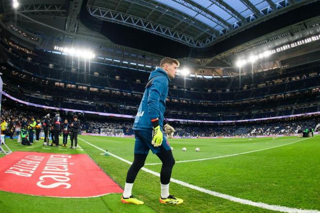 Julen Agirrezabala, titular esta vez en liga, salta para jugar ante el Real Madrid en el Bernabéu (Foto: Athletic Club).