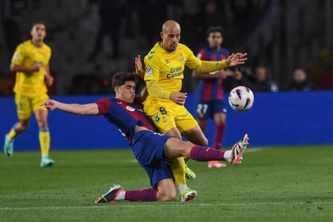 Pau Cubarsí despeja un balón ante Sandro en el Barça-Las Palmas (Foto: Cordon Press).