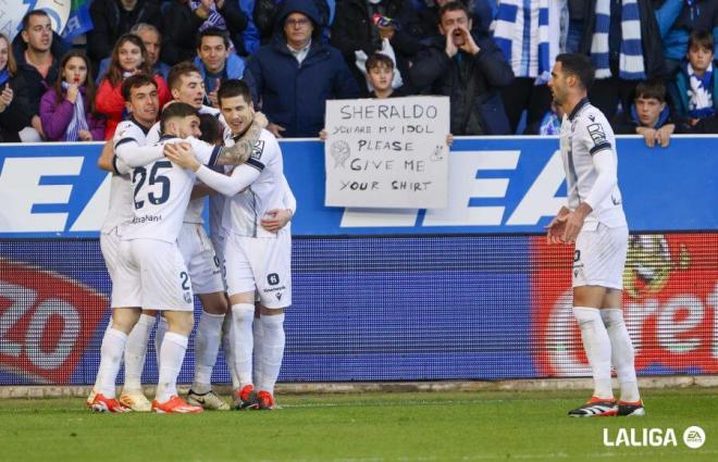 Los jugadores de la Real Sociedad celebran el gol de Pacheco en Mendizorroza (Foto: LaLiga).