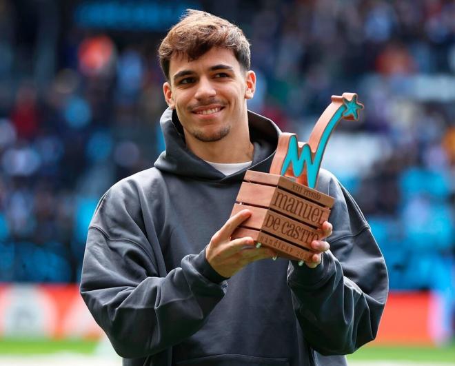 Gabri Veiga posa con el premio Manuel de Castro (Foto: RC Celta).