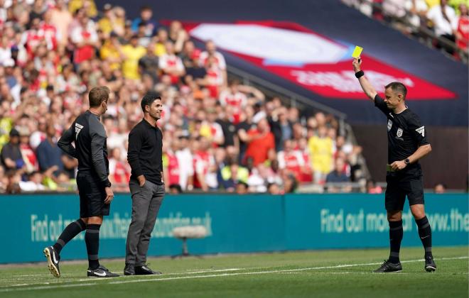 Mikel Arteta siendo sancionado en un partido de la Premier League (Foto: Cordon Press)