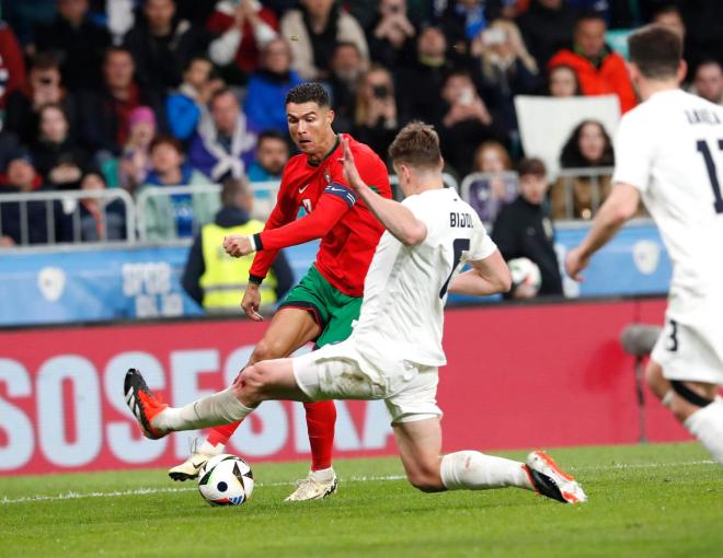 Cristiano Ronaldo, en el partido Eslovenia-Portugal (Foto: EFE).