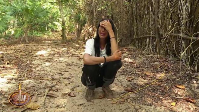 Aurah Ruiz, llorando en las playas de Honduras (Captura de Telecinco)