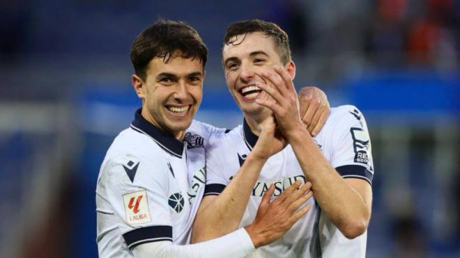 Zubimendi y Pacheco sonríen tras ganar al Alavés con gol de Jon Pacheco (Foto: Cordon Press).