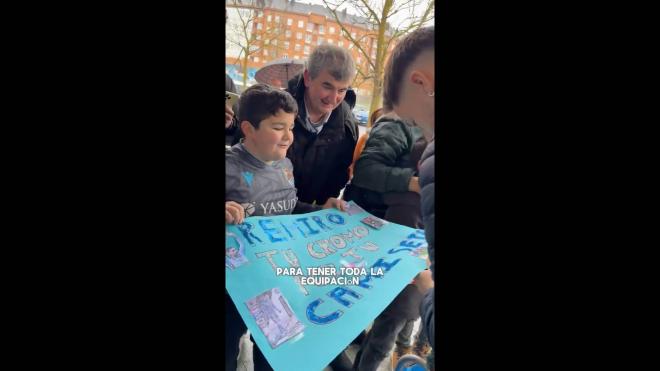 Remiro cumple su promesa tras la victoria ante el Alavés con un joven aficionado de la Real Sociedad.