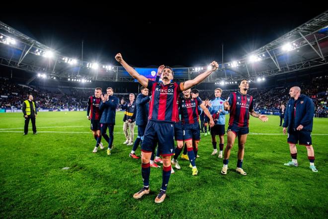 Álex Muñoz, celebrando la victoria del Levante ante el Elche en el último partido en casa (Foto: LUD)