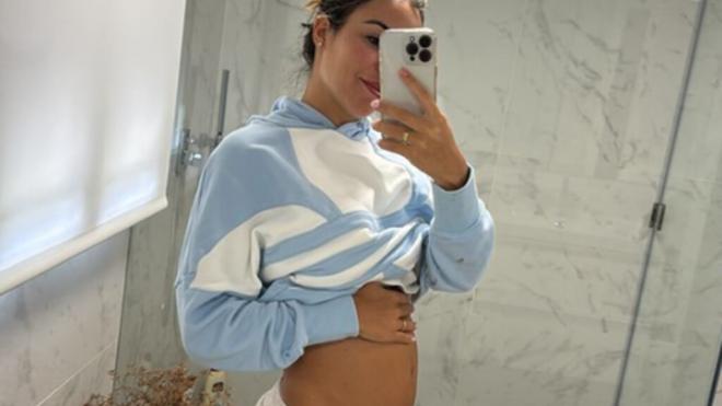 Alba Silva, en una foto mostrando su tripa tras desvelar que está embarazada (Foto: @albasilvat)