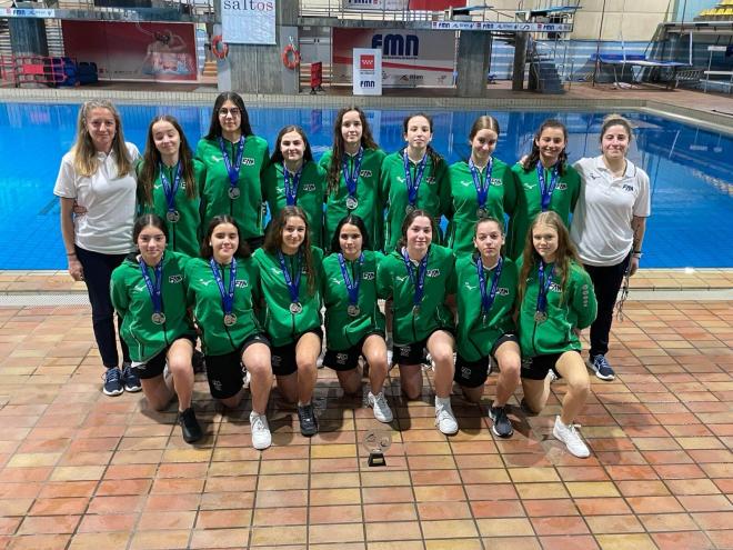 La selección andaluza infantil femenina de Waterpolo, tras la plata conseguida en el Campeonato de España.