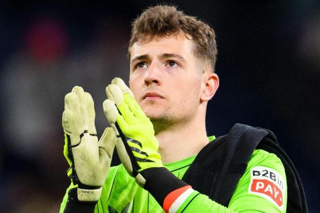 El meta Julen Agirrezabala aplaude en el Santiago Bernabéu (Foto: Athletic Club).