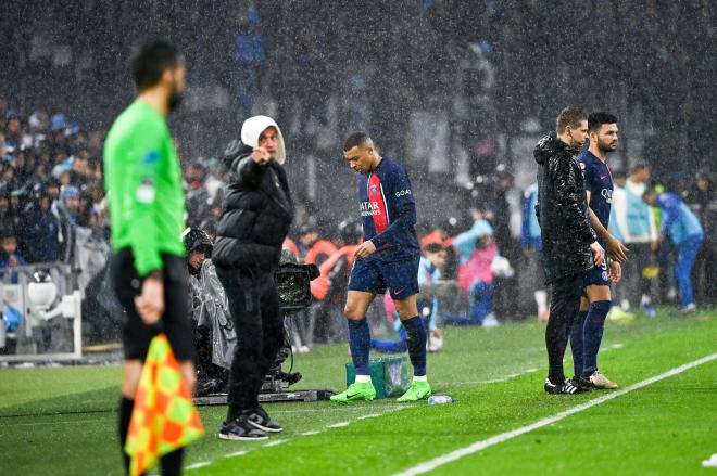 Kylian Mbappé sale sustituido en el Marsella-PSG delante de Luis Enrique (Foto: Cordon Press).