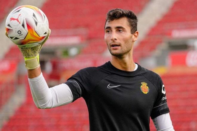 Dominik Greif calienta antes de un partido del Mallorca (Foto: EFE).