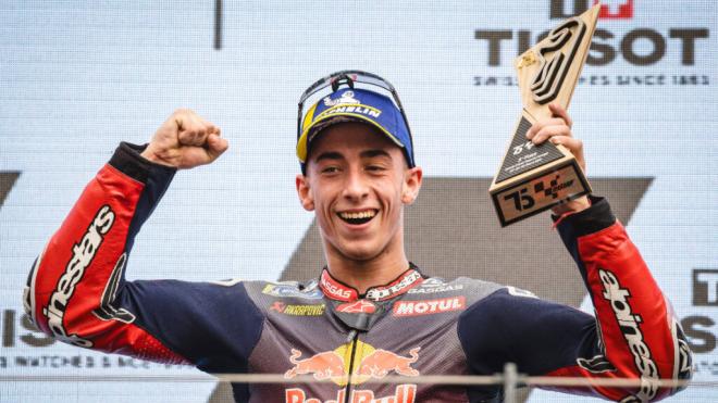 Pedro Acosta, celebrando su primer podio en MotoGP (Foto: Cordon Press).