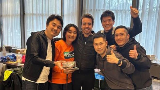 Fernando Alonso con aficionados japoneses (Foto: fernandoalo_oficial).