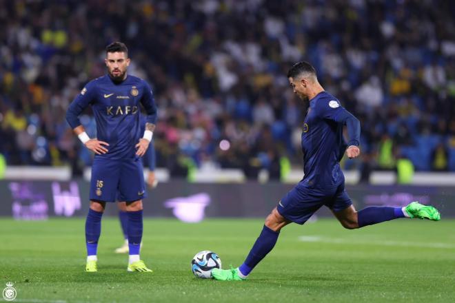 Cristiano Ronaldo anotando el primero del partido de falta (Foto: AlNassr)