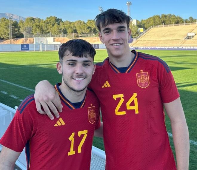 Álvaro Moreno (17) y Carlos Espí (24), dos de las estrellas del Juvenil A del Levante, con la Sub-19 (Foto: LUD)