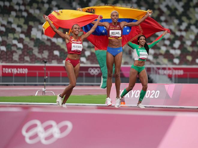 Ana Peleteiro celebrando la medalla en Tokyo con la bandera de España (Foto: Cordon Press)