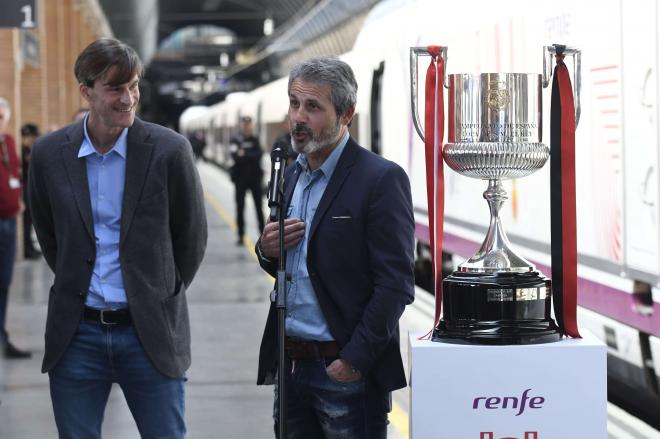 Declaraciones de Rafa Alkorta, junto a Leo Franco, en la llegada de la Copa a Sevilla.