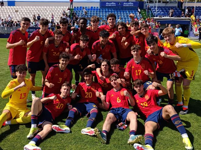 La alegría de la selección española Sub-16 tras su doble victoria en Benidorm ante Portugal (Foto: @SEFutbol)
