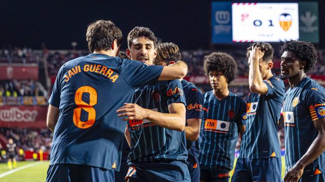 El equipo celebra con André Almeida su gol al Granada CF (Foto: Valencia CF).
