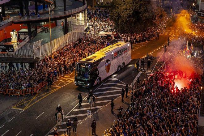 Llegada del autobús del Valencia CF a Mestalla