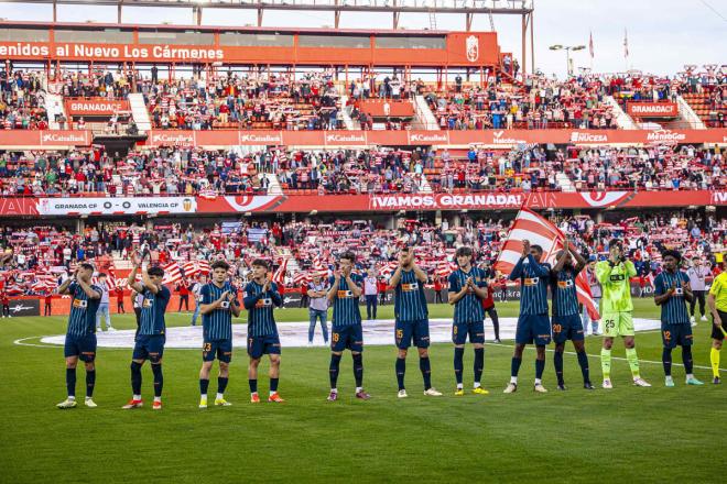 Los jugadores saludan antes del partido ante el Granada CF (Foto: Valencia CF).