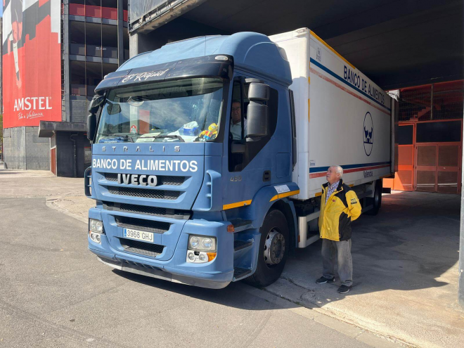 El camión del Banco de Alimentos en Mestalla (Fuente: ElDesmarque)