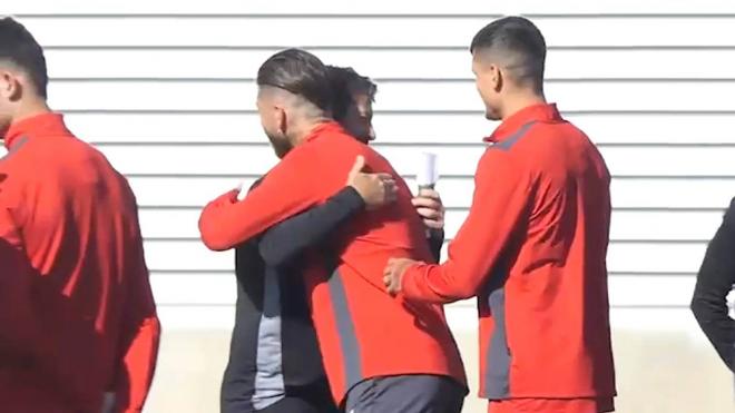 Afectuoso saludo entre Quique Sánchez Flores y Sergio Ramos. 