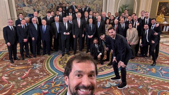 Selfie de Sergio Llull posando con el Rey Felipe VI (@23llull)