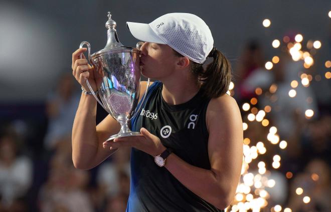 Iga Swiatek, levantando en Cancún el trofeo de campeona de la WTA Finals 2023 (Foto: Cordon Press)