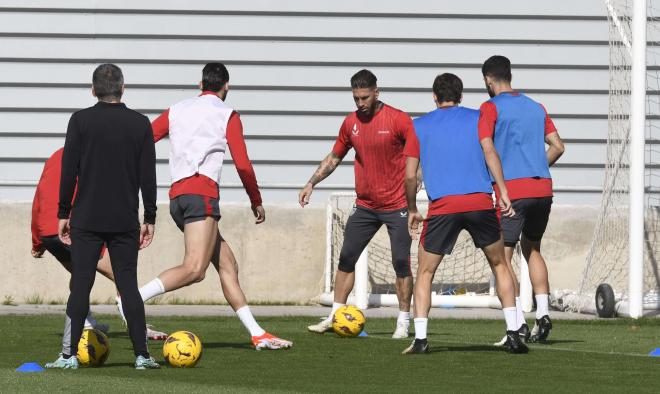Sergio Ramos controla el balón en un entrenamiento con el Sevilla (foto: Kiko Hurtado).