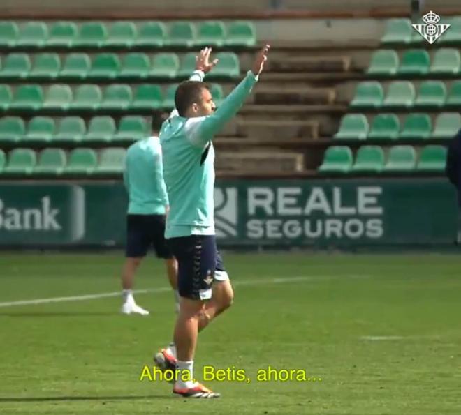 Sokratis marca un gol y lo celebra cantando el himno del Betis