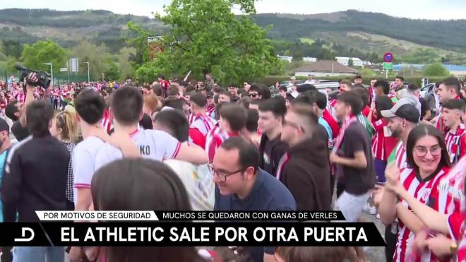Aficionados del Athletic esperando al equipo antes de viajar a Sevilla