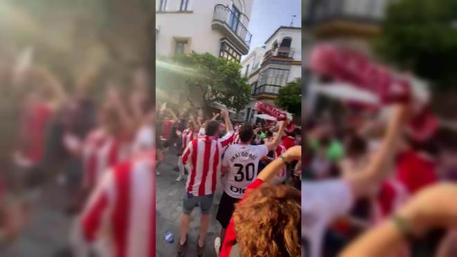 Los aficionados del Athletic abarrotan las calles de Sevilla