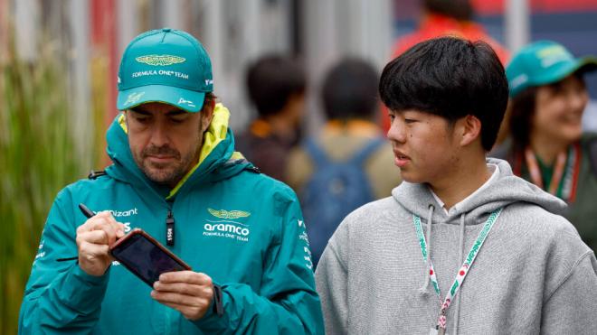 Fernando Alonso, con un seguidor japonés (Foto: Cordon Press).