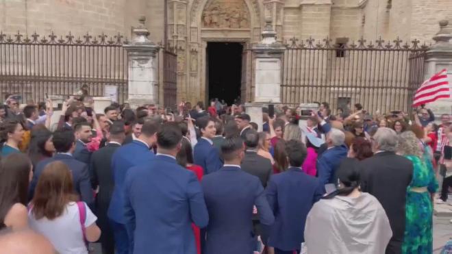 Una pareja se casa en Sevilla y los athleticzales 'invaden' la boda