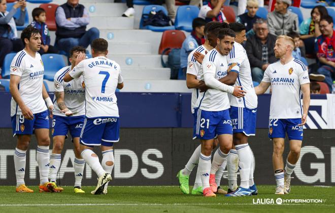 Los jugadores del Real Zaragoza celebran el gol ante el Levante esta temporada (Foto: LALIGA Hypermotion).