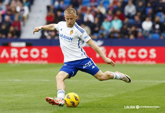 Quentin Lecoeuche durante un lance en el derbi aragonés (Foto: LALIGA Hypermotion)