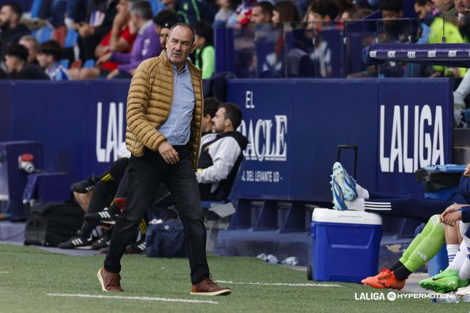 Víctor Fernández en el banquillo durante un partido del Real Zaragoza (Foto: LALIGA).
