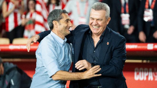 El saludo entre Ernesto Valverde y Javier Aguirre, antes de la final Athletic - Mallorca (Europa Press).