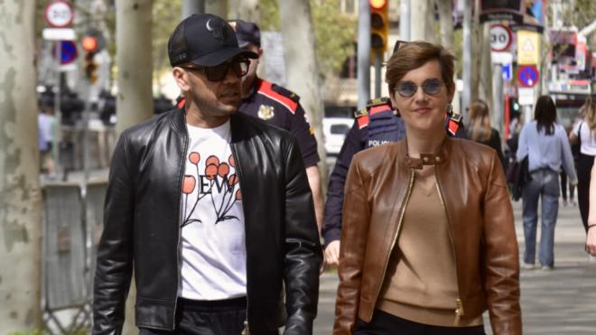 Dani Alves saliendo de la Audiencia de Barcelona junto a Inés Guardiola (Europa Press)