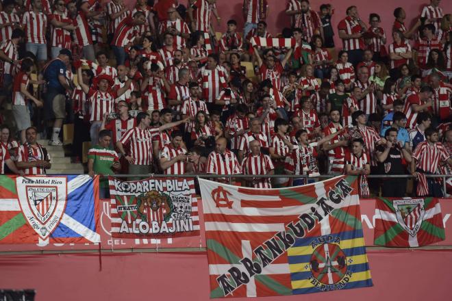Aficionados del Athletic en La Cartuja ante el Mallorca (Foto: Kiko Hurtado).