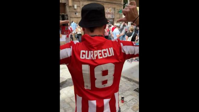 Un aficionado del Athletic, con la camiseta de Gurpegui en Sevilla (Redes Sociales)