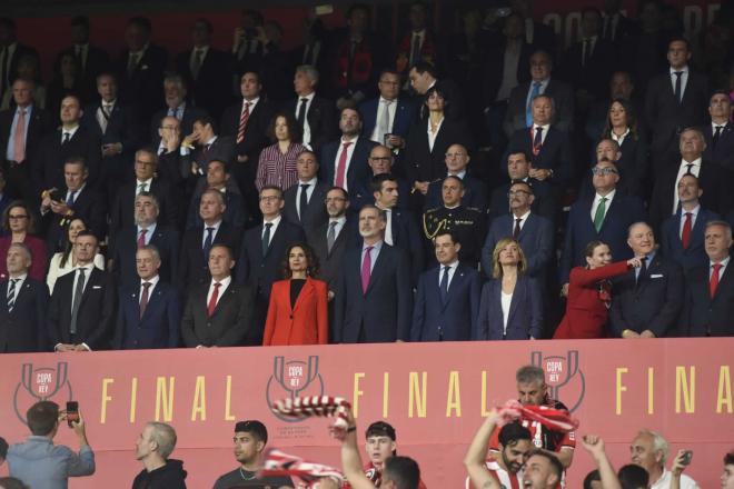 El Rey Felipe VI, junto al resto de personalidades en la Final de Copa (Foto: Kiko Hurtado).