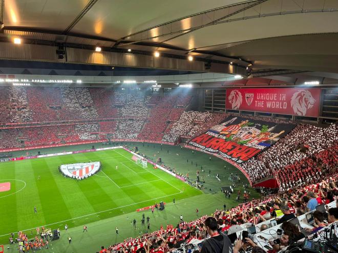 La afición del Athletic despliega su tifo junto a un mosaico en la final de Copa del Rey 2024 (foto: Jesús Borrero).
