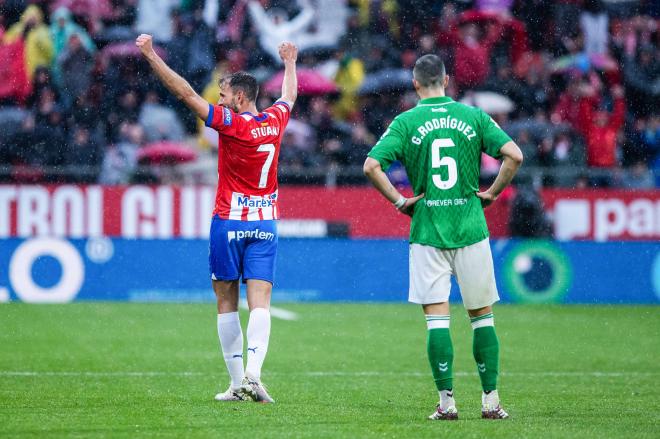 Stuani, celebrando su gol ante el Betis (Foto: Cordon Press).