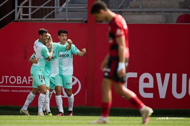 Nacho Méndez recibe la felicitación de sus compañeros tras el gol (Foto: LaLiga).