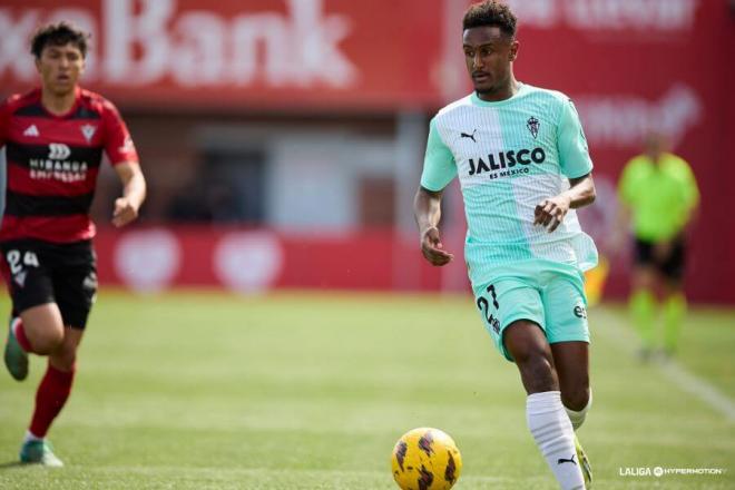 Hassan controla el balón en Anduva (Foto: LaLiga).