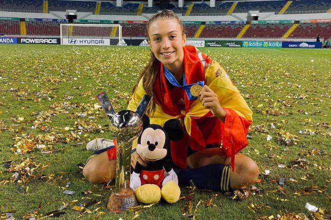 Silvia Lloris, con el título de campeona del mundo Sub-20, la medalla de oro y su Mickey Mouse. (Foto: @LlorisSilvia)