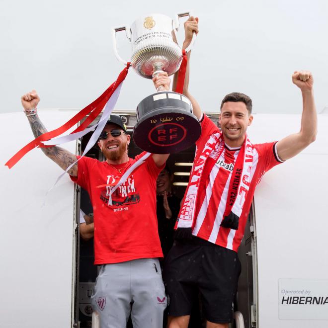 Llegada del Athletic Club, en avión, a Bilbao con la Copa del Rey en manos de Iker Muniain y Oscar De Marcos.
